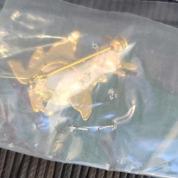 Penguin Gold Tone Faux Pearl Brooch Pin - Picture 2 of 2